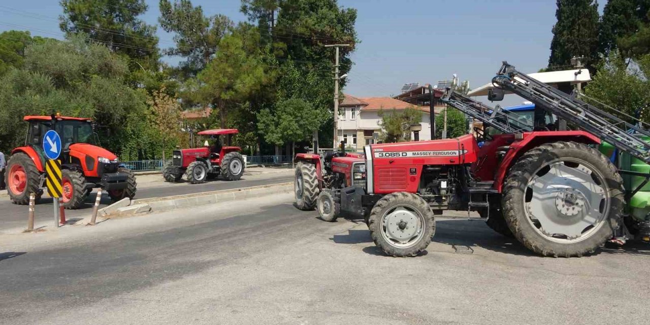 Bankanın taşınma kararına tepki gösteren çiftçiler traktörlerle yol kapattı