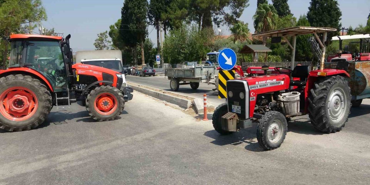 Görüşme sözü alan çiftçiler, traktörlerle kapattıkları yolu ulaşıma açtı