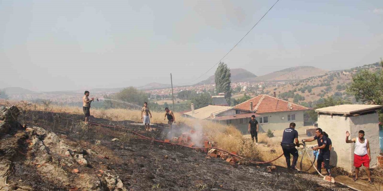 Ormanlık alan yakınında çıkan yangında 20 dönümlük alan küle döndü