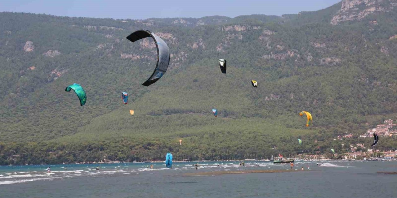 Gökova Körfezi’ni kitesurfçüler renklendiriyor