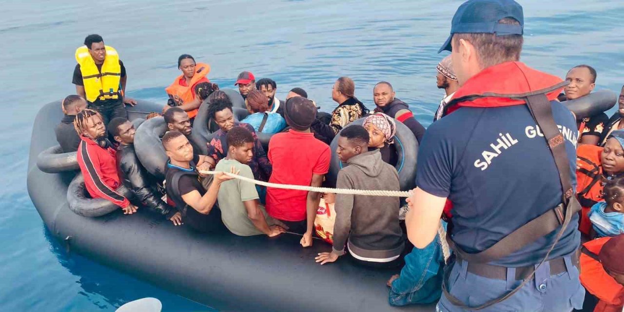 Lastik bottaki 59 düzensiz göçmen yakalandı