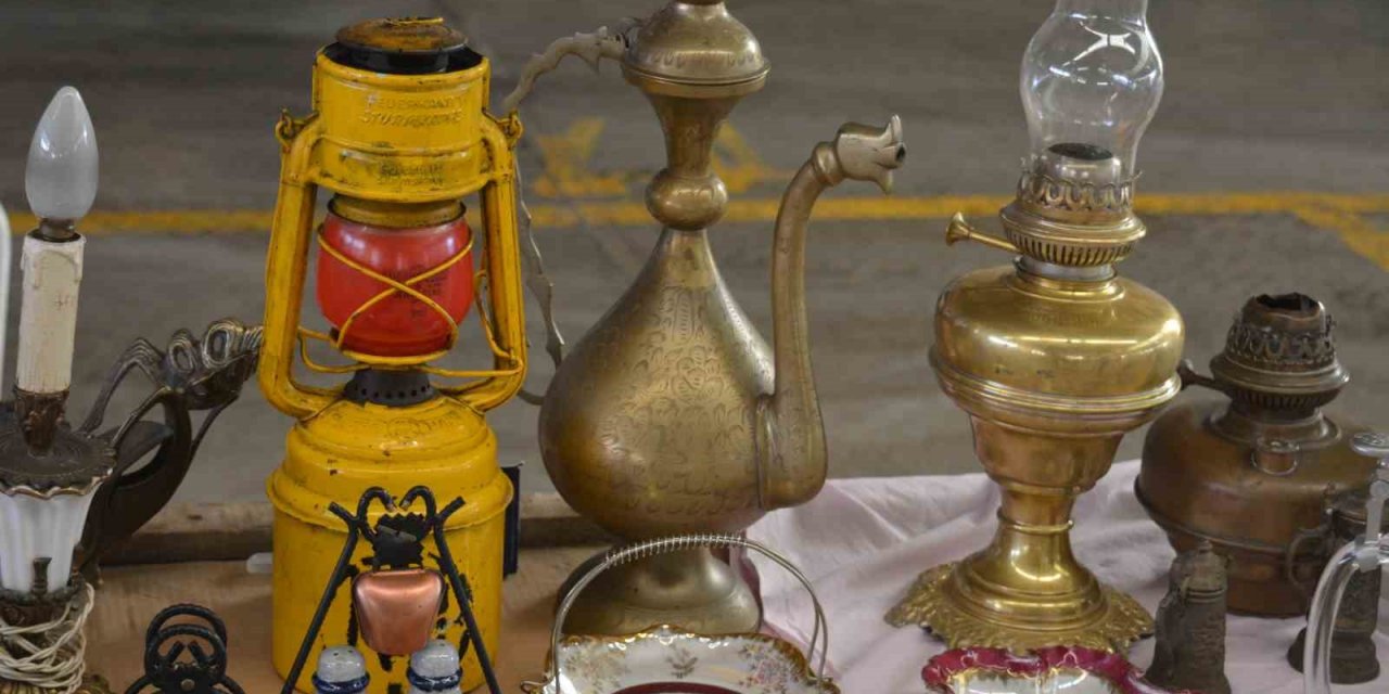 Aliağa’daki antika pazarı vatandaşları geçmişe götürüyor