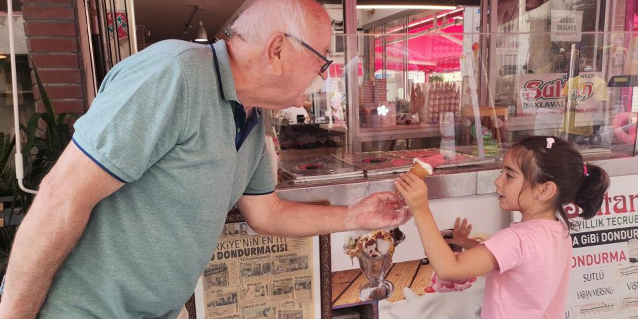 “Süt Dede”den çocuklara 40 yıldır ücretsiz dondurma