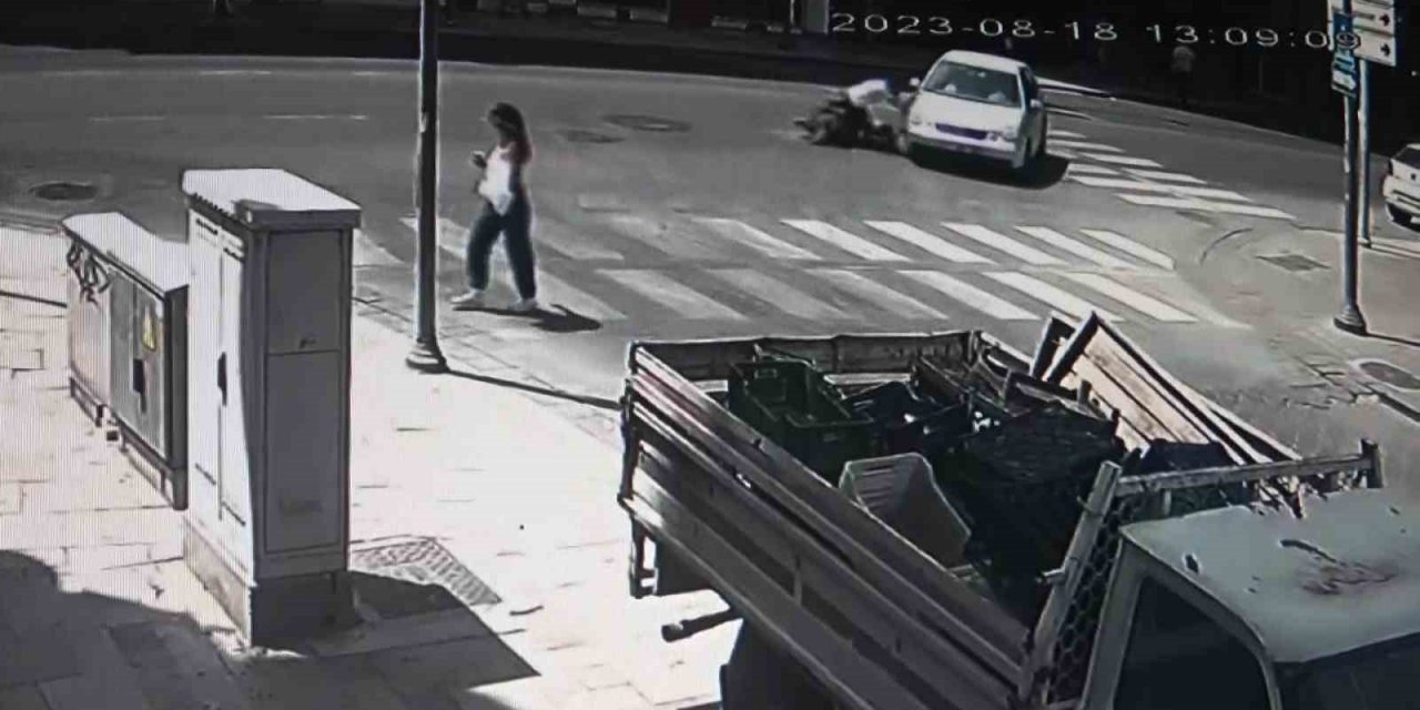 Manevra yapan otomobile çarpan motosikletli ağır yaralandı