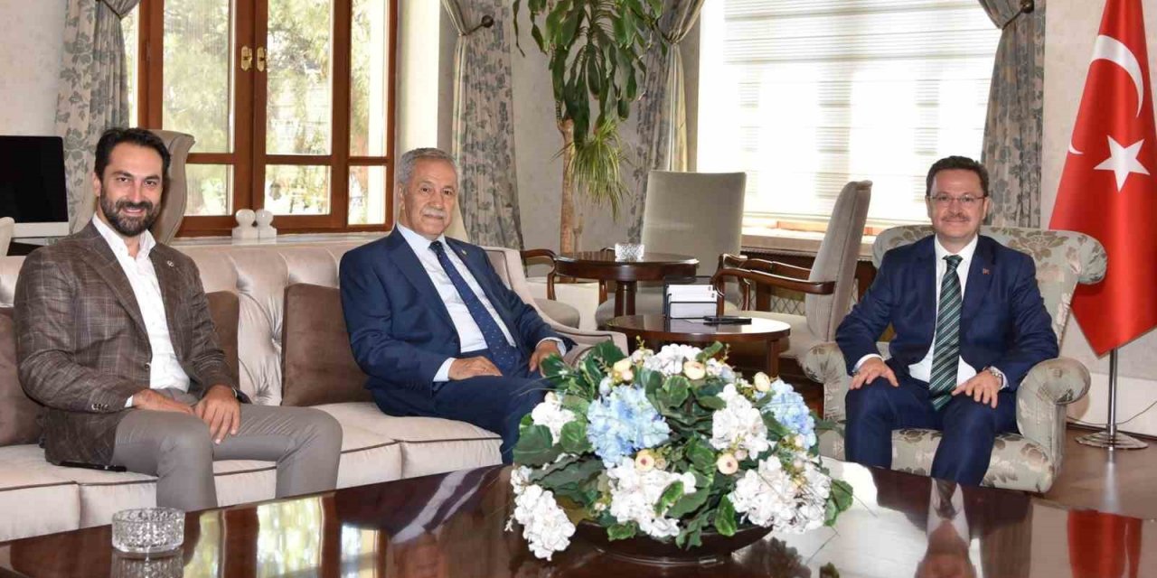 Baba ve oğul Arınç’tan Vali Ünlü’ye ’hayırlı olsun’ ziyareti