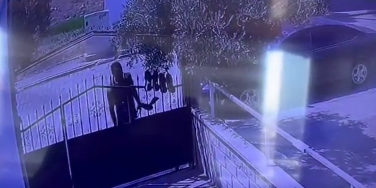 Bahçe kapısına asılan ayakkabıları saniyeler içerisinde çaldı