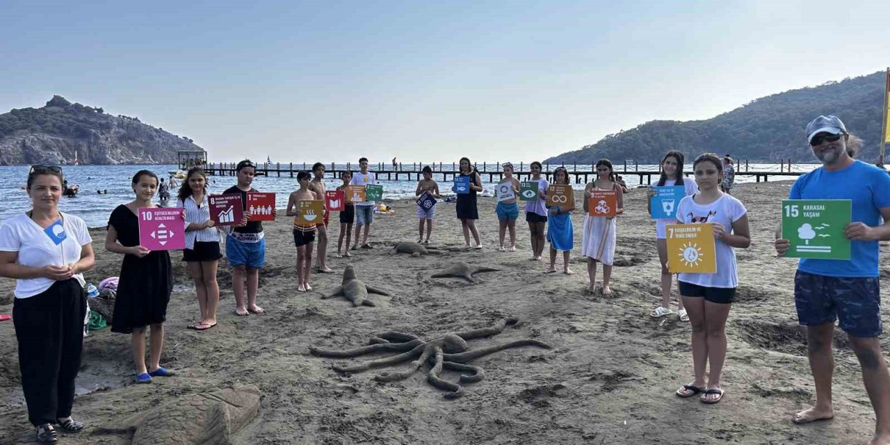 Marmarisli öğrenciler Sarıgerme’de kumdan heykeller yaptılar