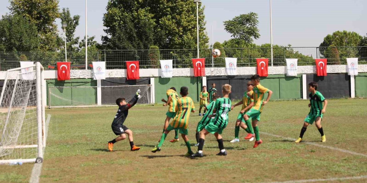 Başkan Zolan, afetzede çocuklarla futbol oynadı