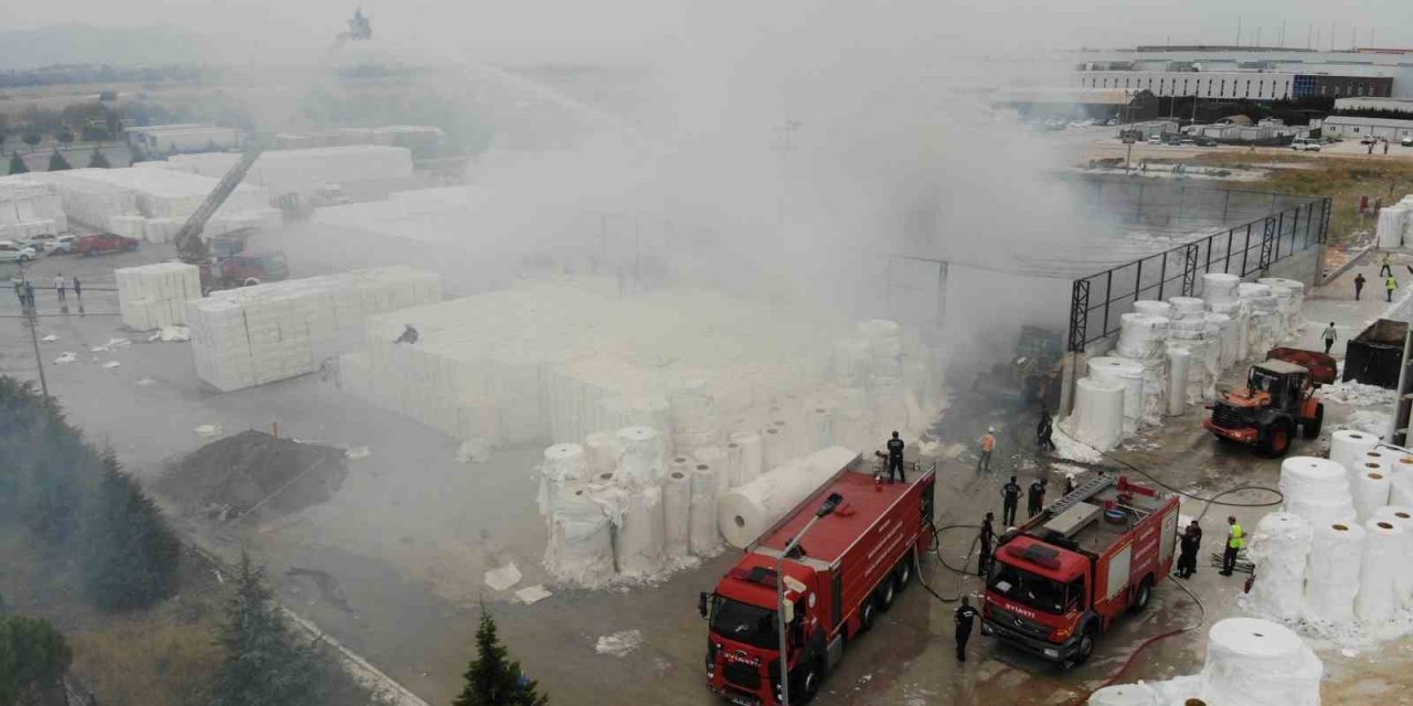 Manisa OSB’deki kağıt fabrikasında çıkan yangın kontrol altında