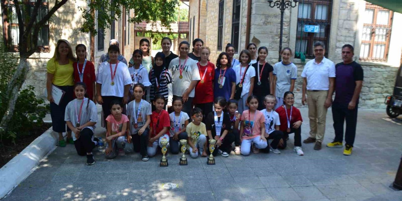 Söke Halk Eğitim Merkezi’nin karate sporcuları Gemlik’ten başarılarla döndü