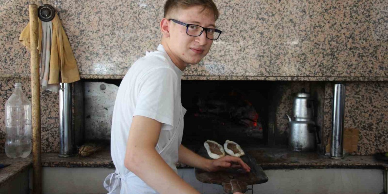 Ekmeğini ateşten çıkartıyor