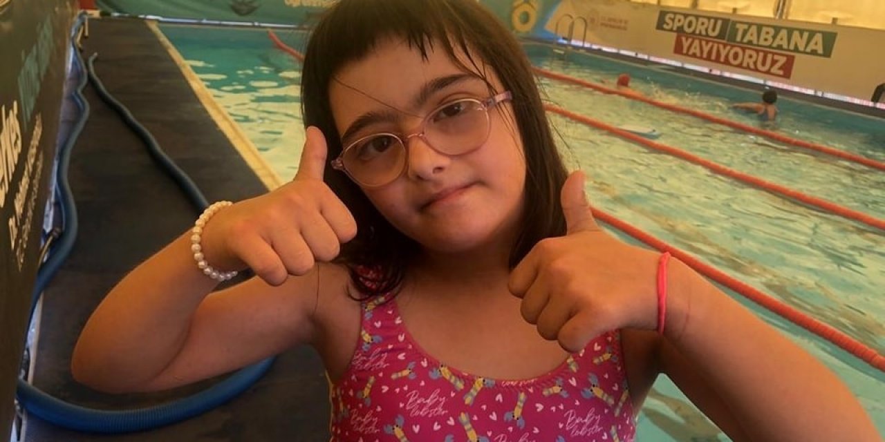 Efelerli özel sporcular yüzme öğreniyor