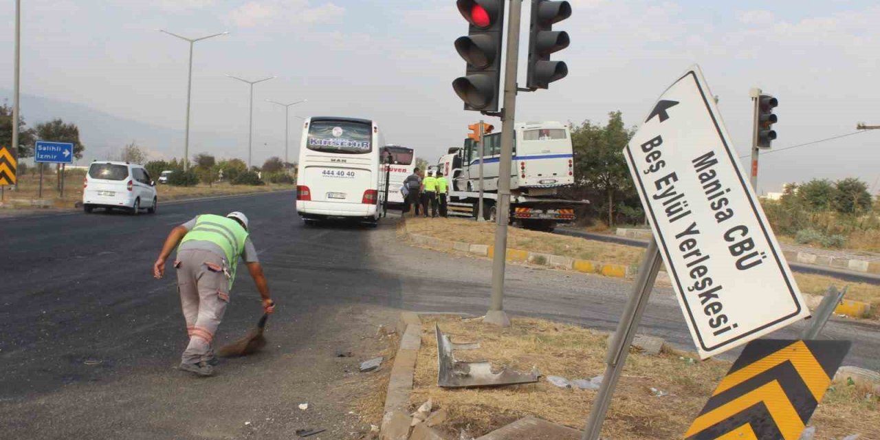 Manisa’da otobüs ile minibüs çarpıştı:11 yaralı
