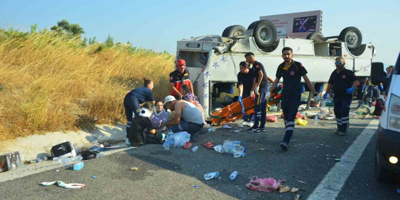 Soma’da işçi servisi ile otomobil çarpıştı: 1’i ağır 30 yaralı