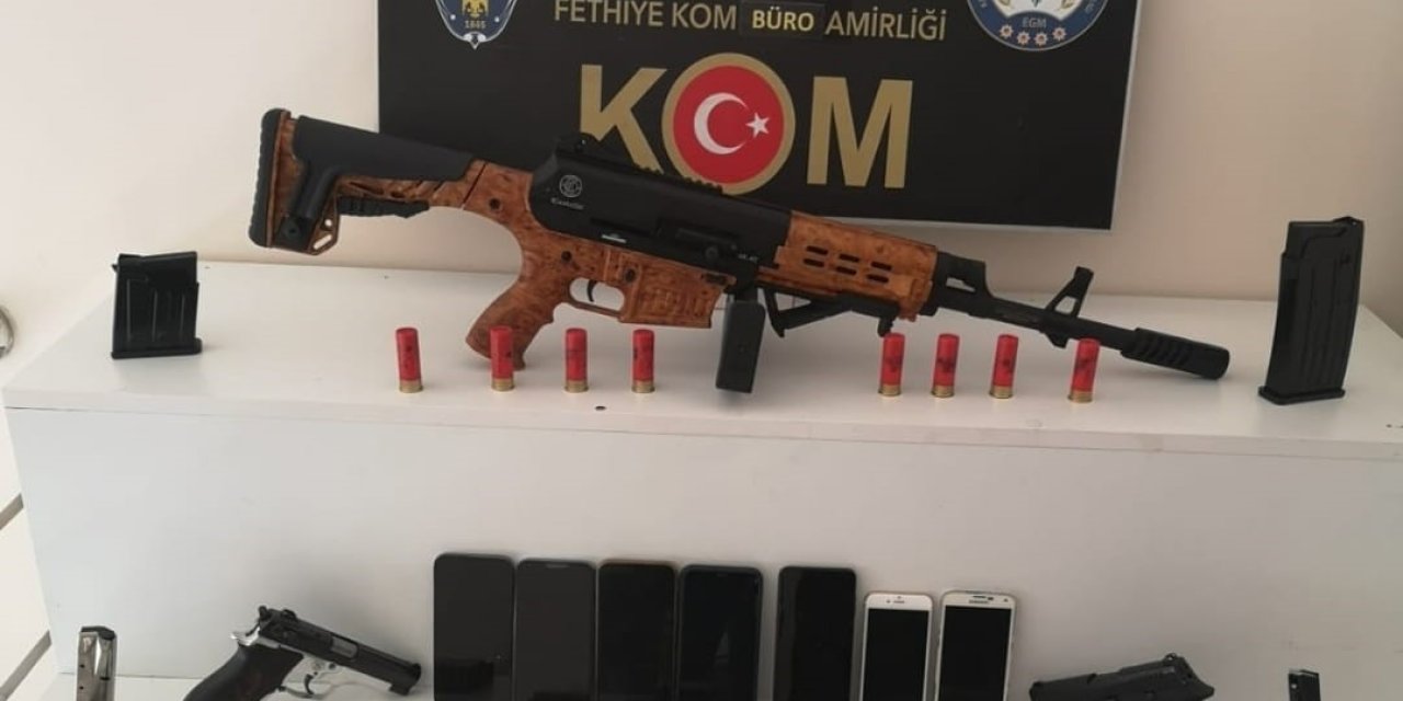 Fethiye’de ruhsatsız silah operasyonu: 5 gözaltı