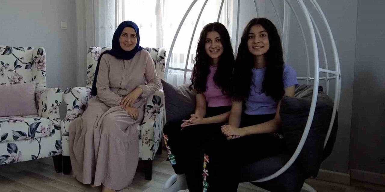 İkizler, tıp fakültesini kazanarak ailelerini gururlandırdı