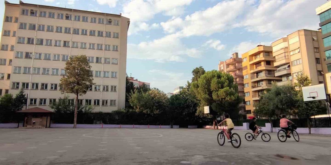 3 yıl önce boşaltılan müdürlük binası veliler ve mahalliyi tedirgin ediyor