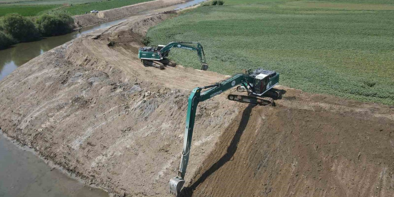 Büyük Menderes’te yatak temizleme çalışmaları yapıldı