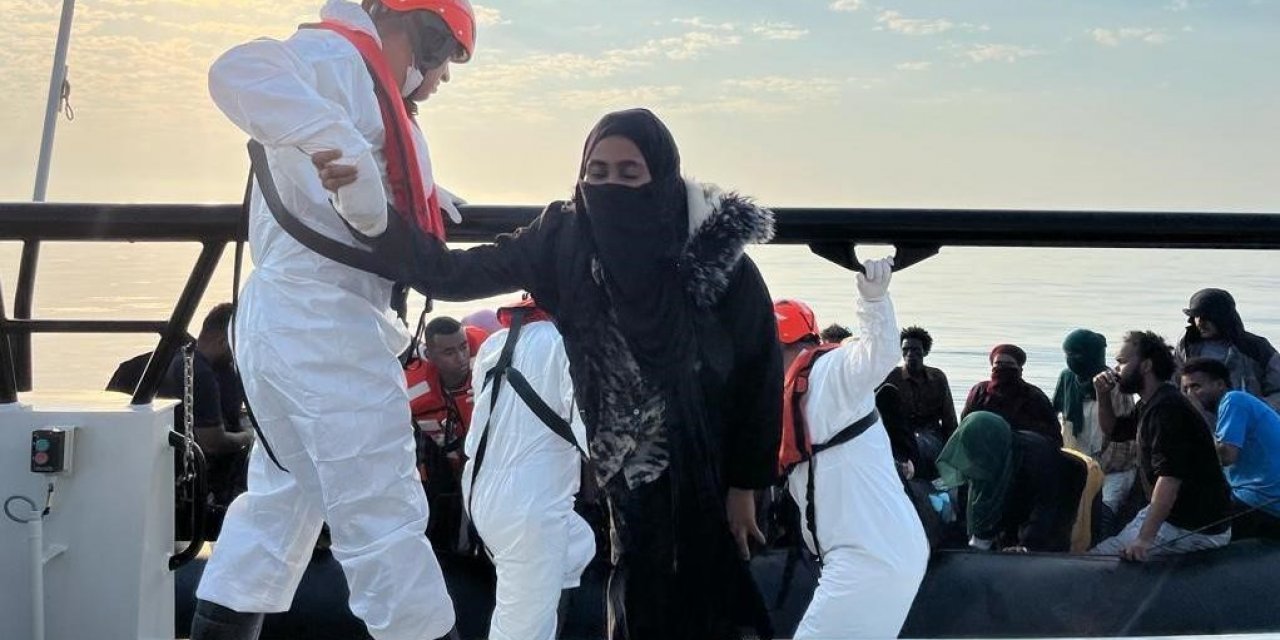 Yunanistan’ın ittiği göçmenleri Sahil Güvenlik kurtardı