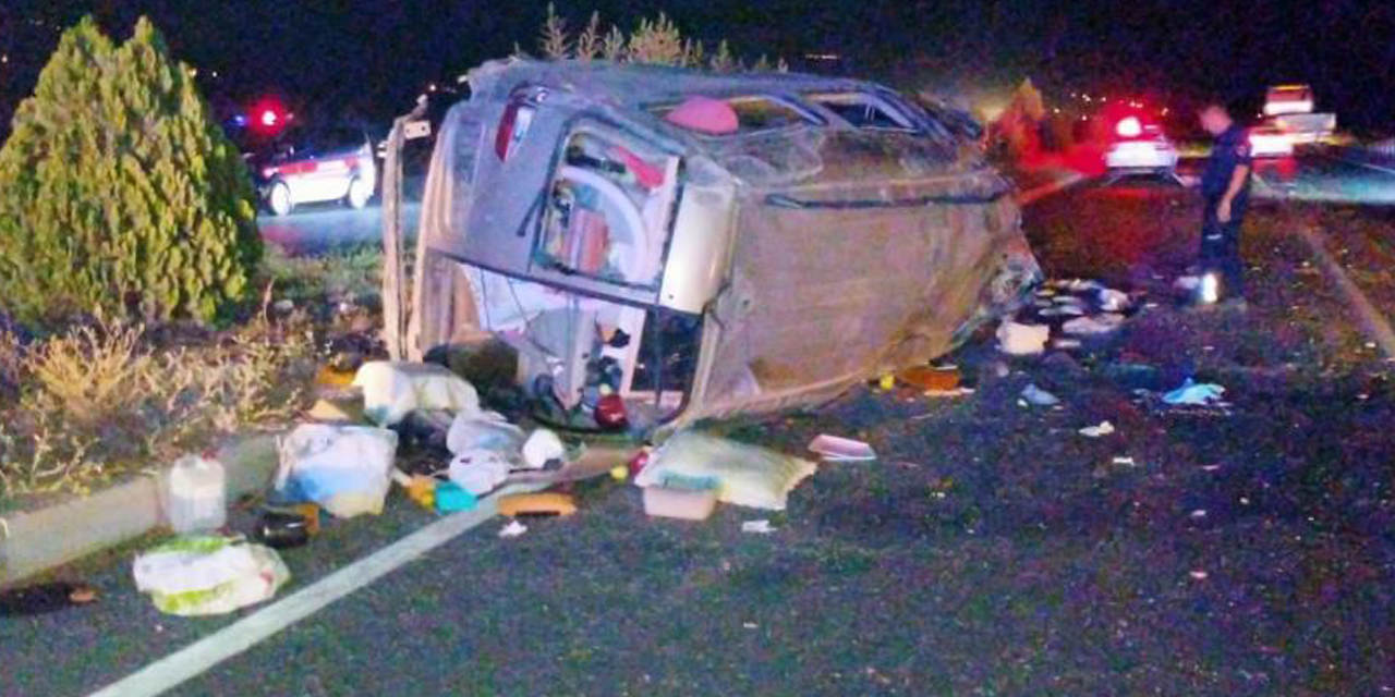 Otomobilin çarptığı ticari araç takla atarak karşı şeride geçti: 4 yaralı