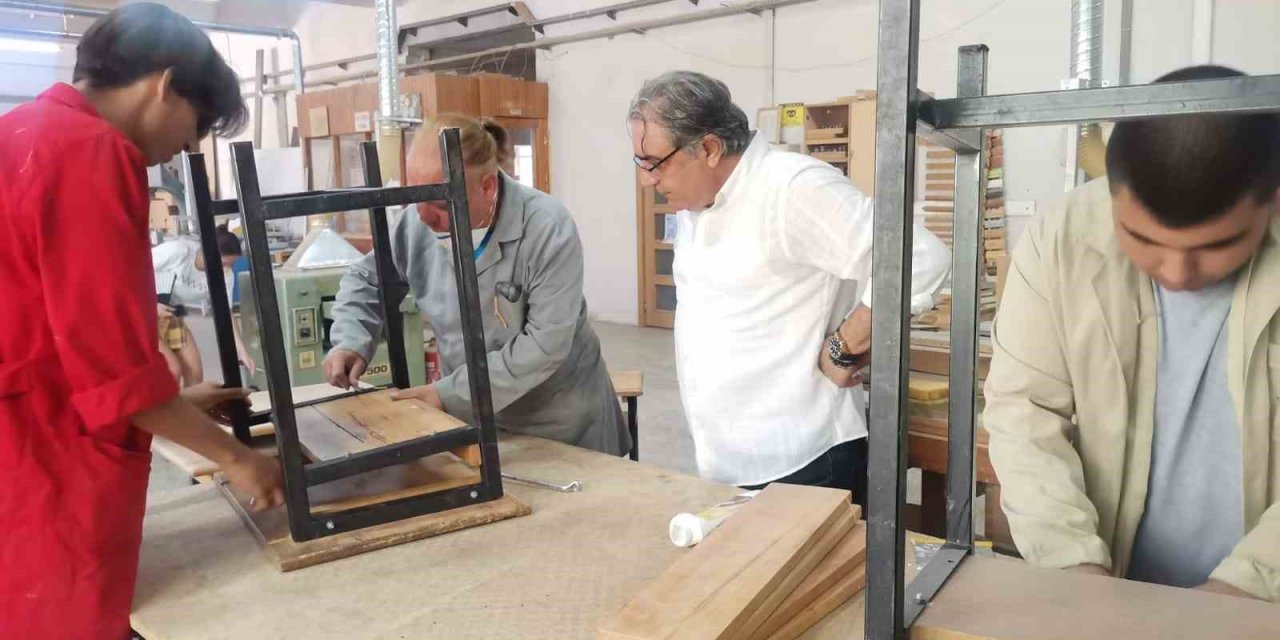 Okul sıralarının bakımı gönüllü öğretmen ve öğrencilere emanet