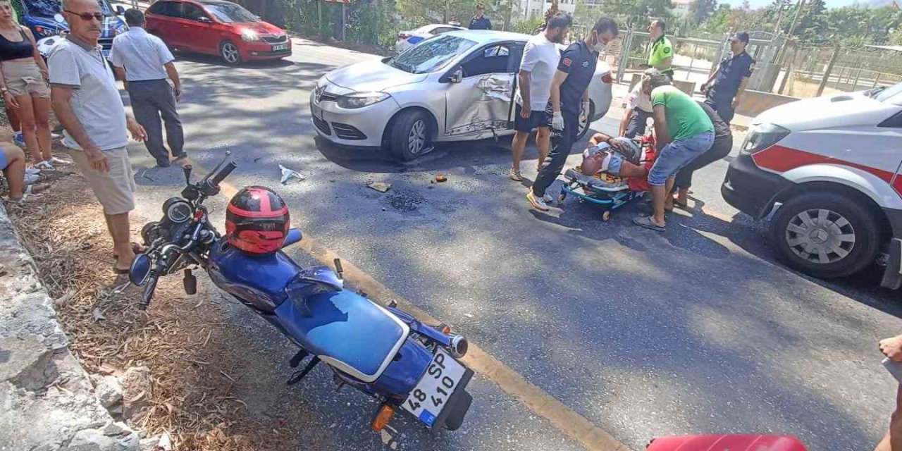 Manevra yapan otomobile çarpan motosikletli yaralandı