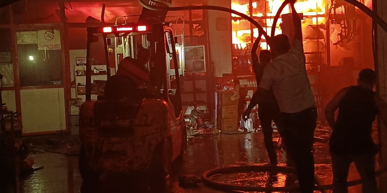 Turgutlu Sanayi Sitesi’nde çıkan yangında 3 işyeri küle döndü