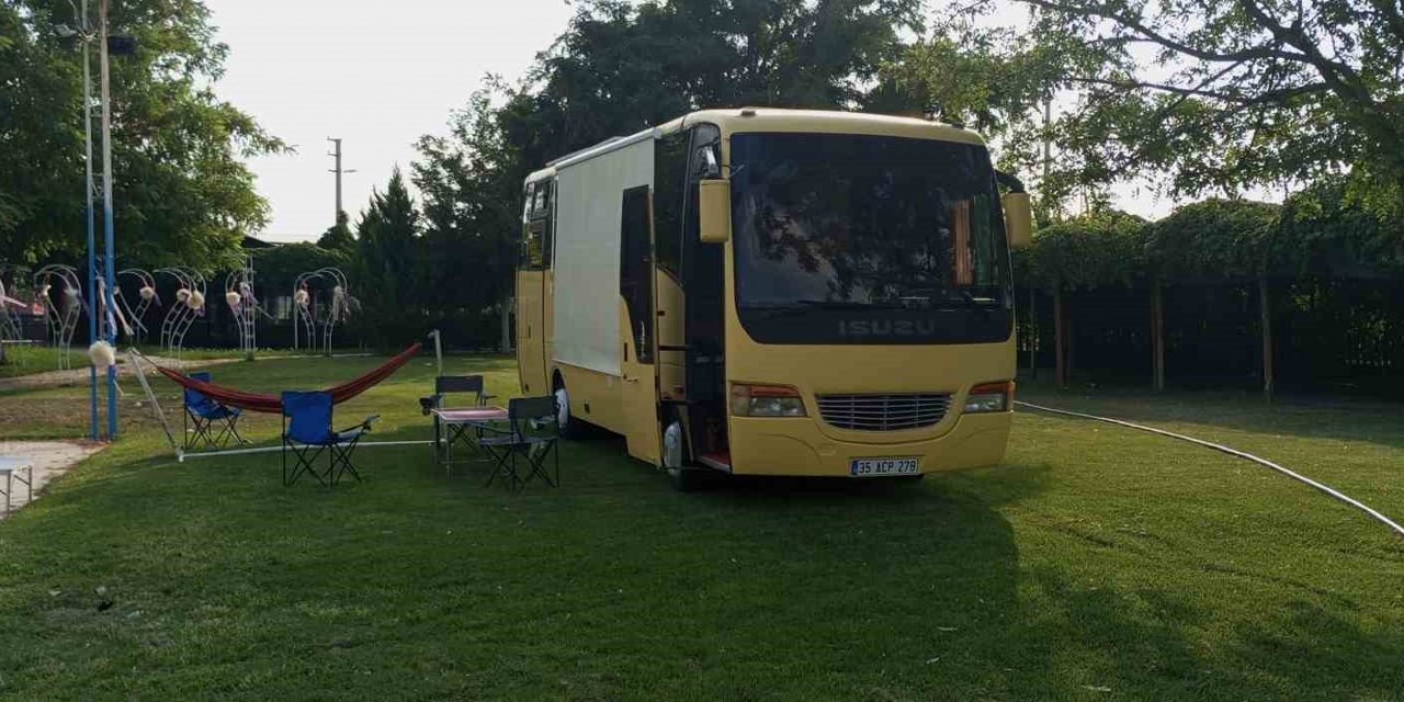 2 yıllık sigara parasıyla midibüsünü karavana çevirdi