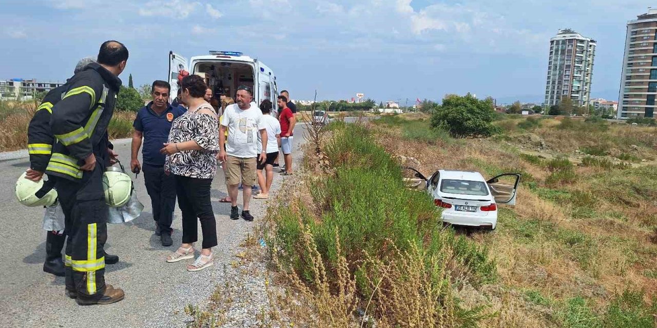Manisa’da otomobil yol kenarındaki araziye uçtu: 2’si çocuk 3 yaralı