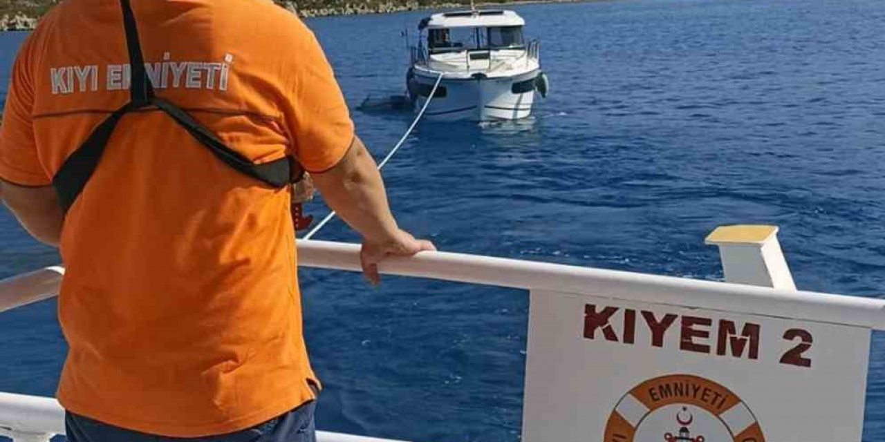 Marmaris açıklarında karaya oturan tekneyi KIYEM ekipleri kurtardı