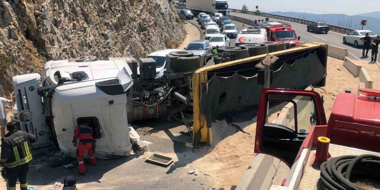 Karayolu tek şeritten trafiğe açıldı