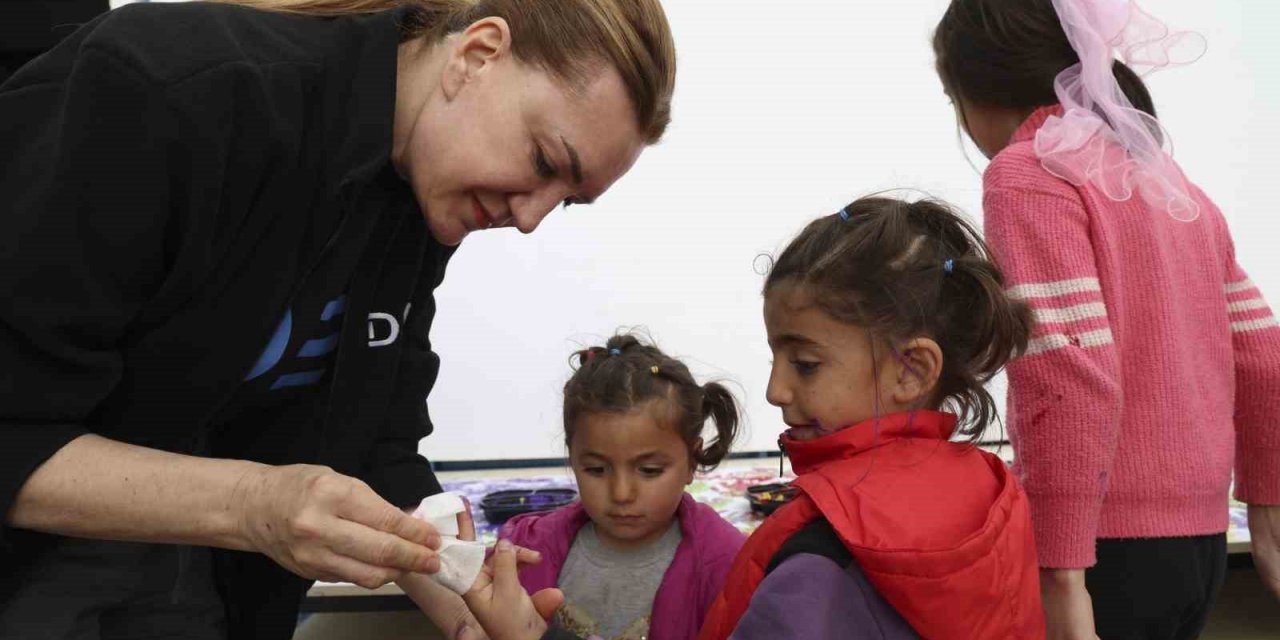 DEÜ’den deprem bölgesinde umuda yolculuk: ‘Hepimiz çocuktuk’