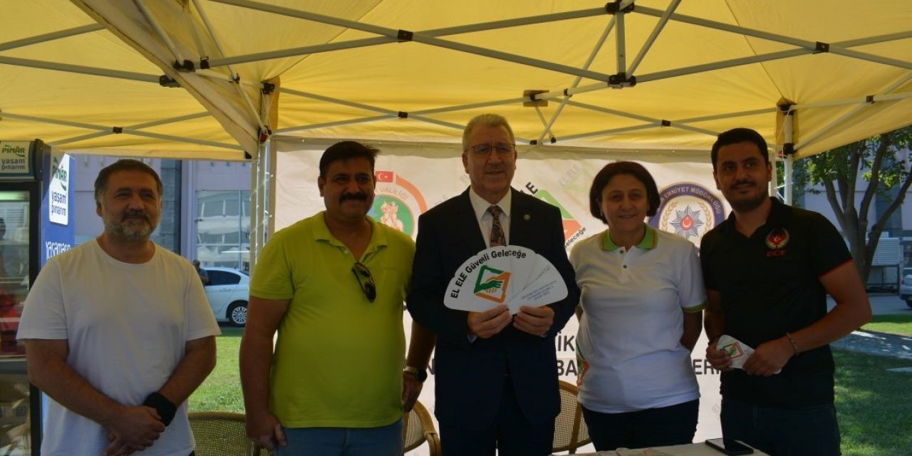 “El Ele Güvenli Geleceğe” standında aileler ve öğrenciler bilgilendirildi