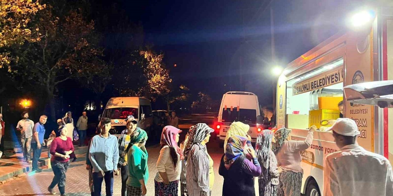 Salihli’de üzüm işçilerine simit ve çay ikramı