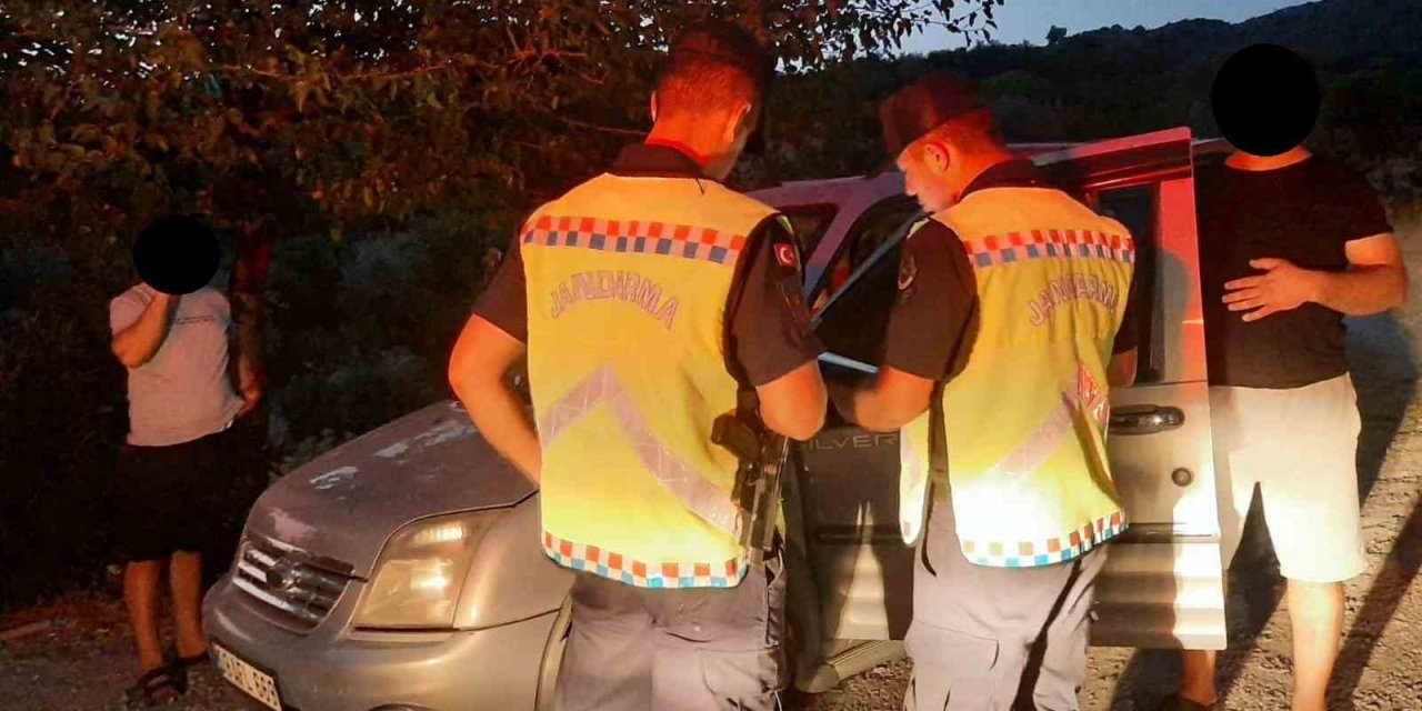 Yasaklı bölgede mangal sefası yapanlar jandarmadan kaçamadı
