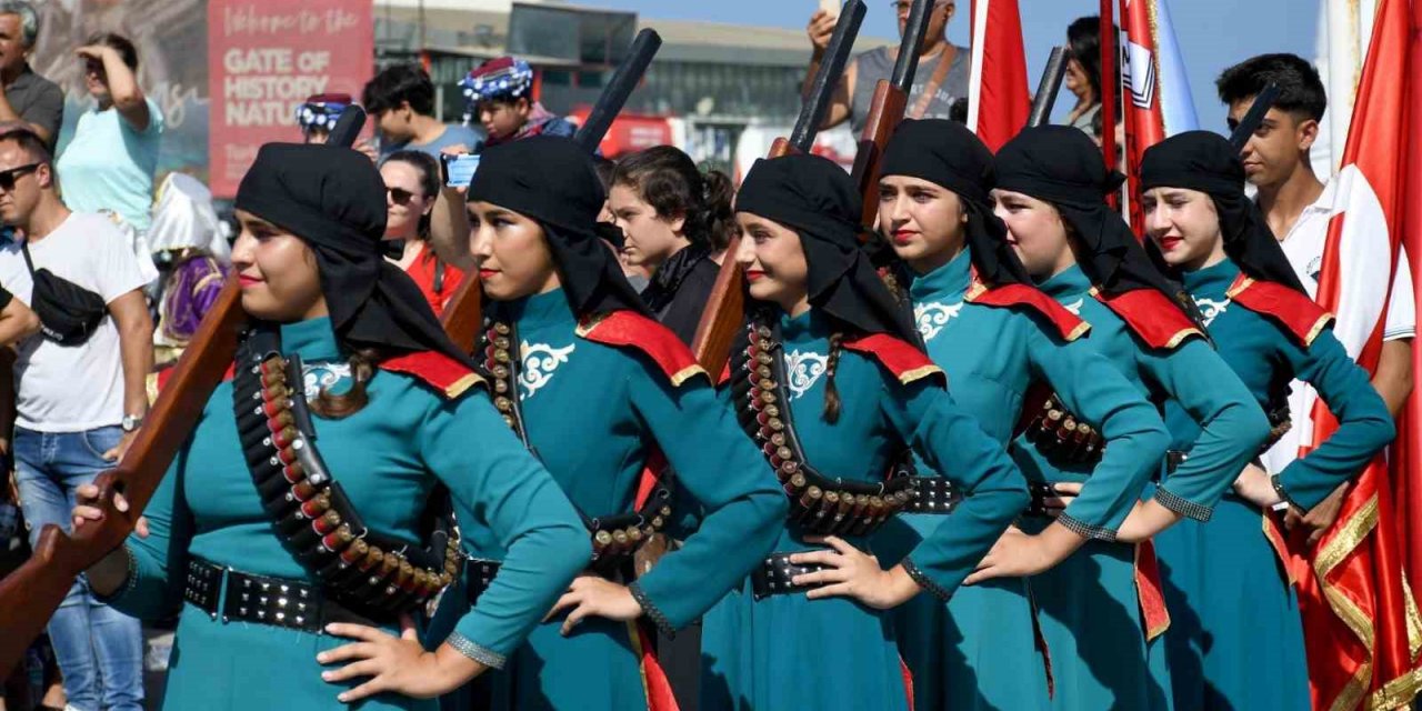 Kuşadası’nda Zafer coşkusu meydanlara sığmadı