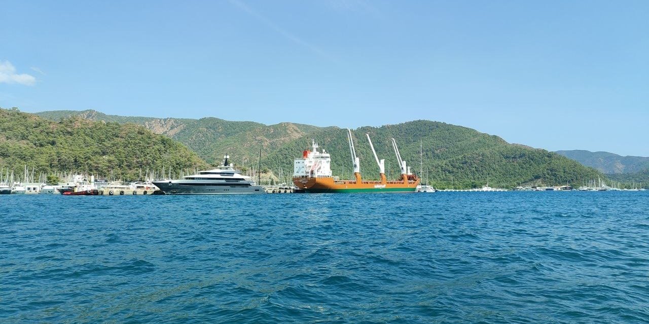 Fransa’dan yük gemisi ile Türkiye’ye getirilen yatlar Marmaris’e indirildi