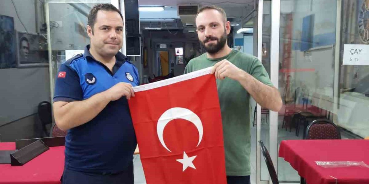 Büyükşehir Zabıta ekiplerinden vatandaşlara Türk Bayrağı