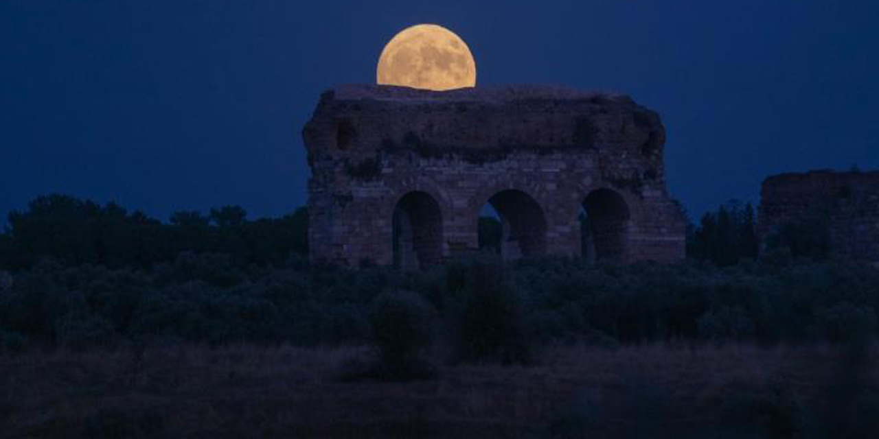 Tralles ile birleşen Mavi Ay, görsel şölen oluşturdu