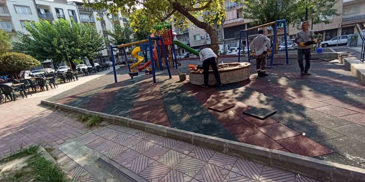 Şehzadeler Belediyesi çocuk oyun parklarını yeniliyor
