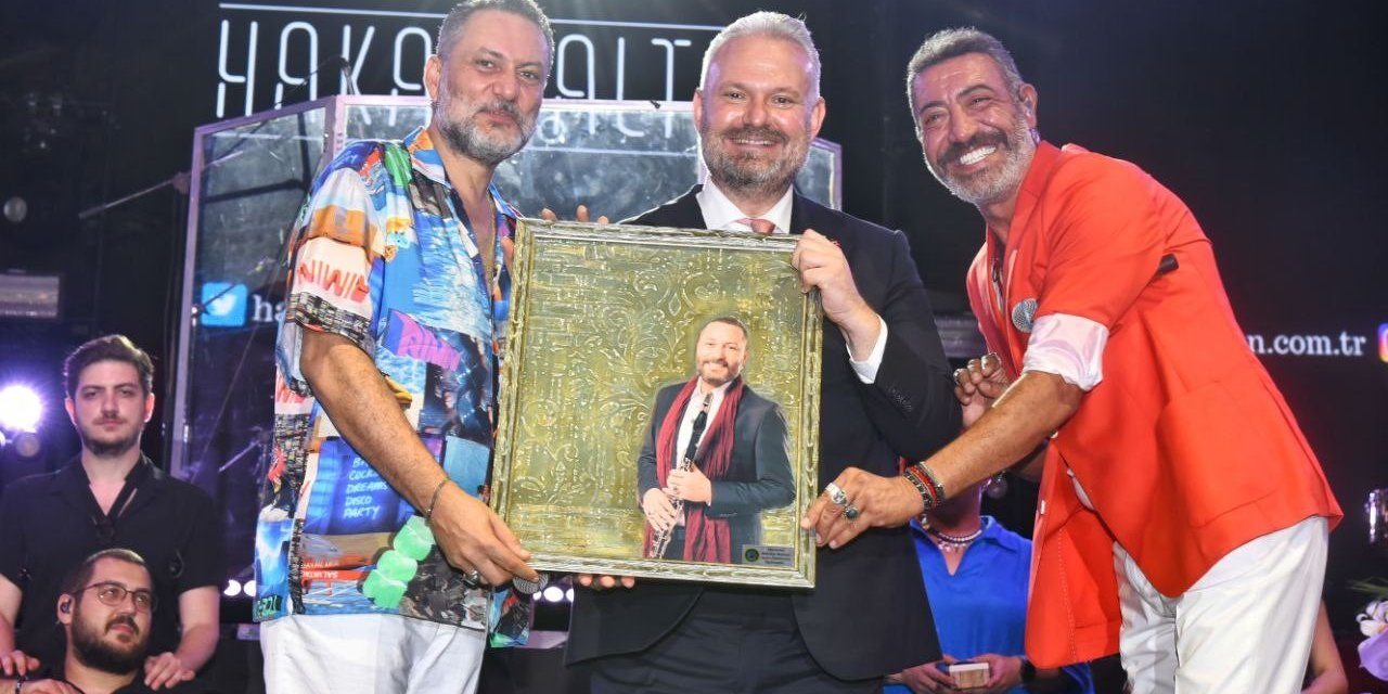 Hakan Altun ve Hüsnü Şenlendirici’den zafer konseri