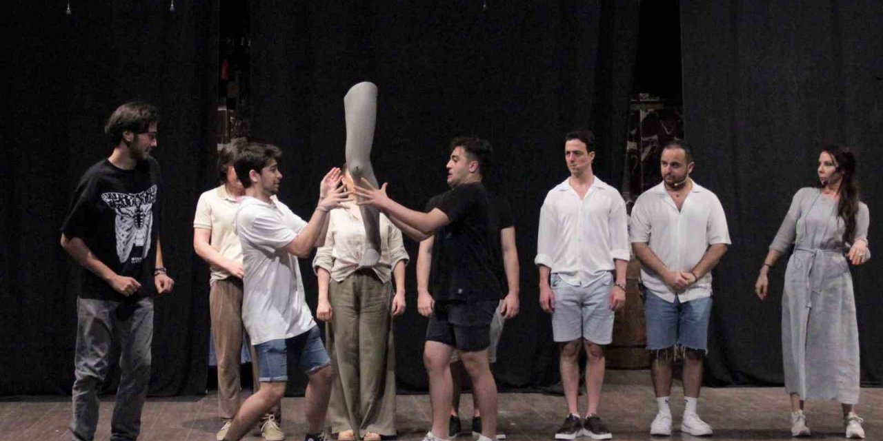 96 yaşındaki Haldun Dormen, her gün tiyatroya gelip provaları yönetiyor