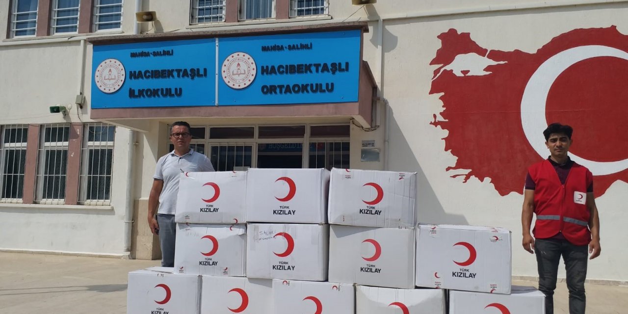 Salihli Kızılay öğrencileri sevindirdi