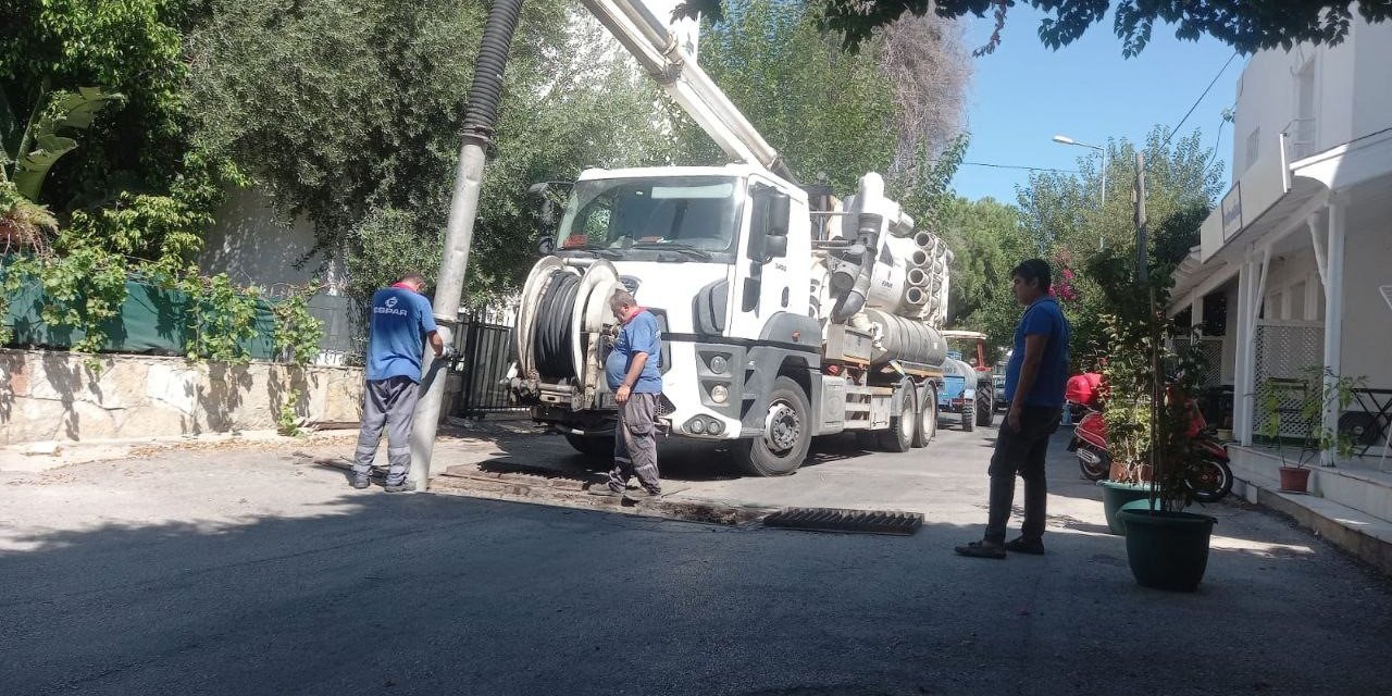 Belediyeden kanal açma ve temizlik çalışması