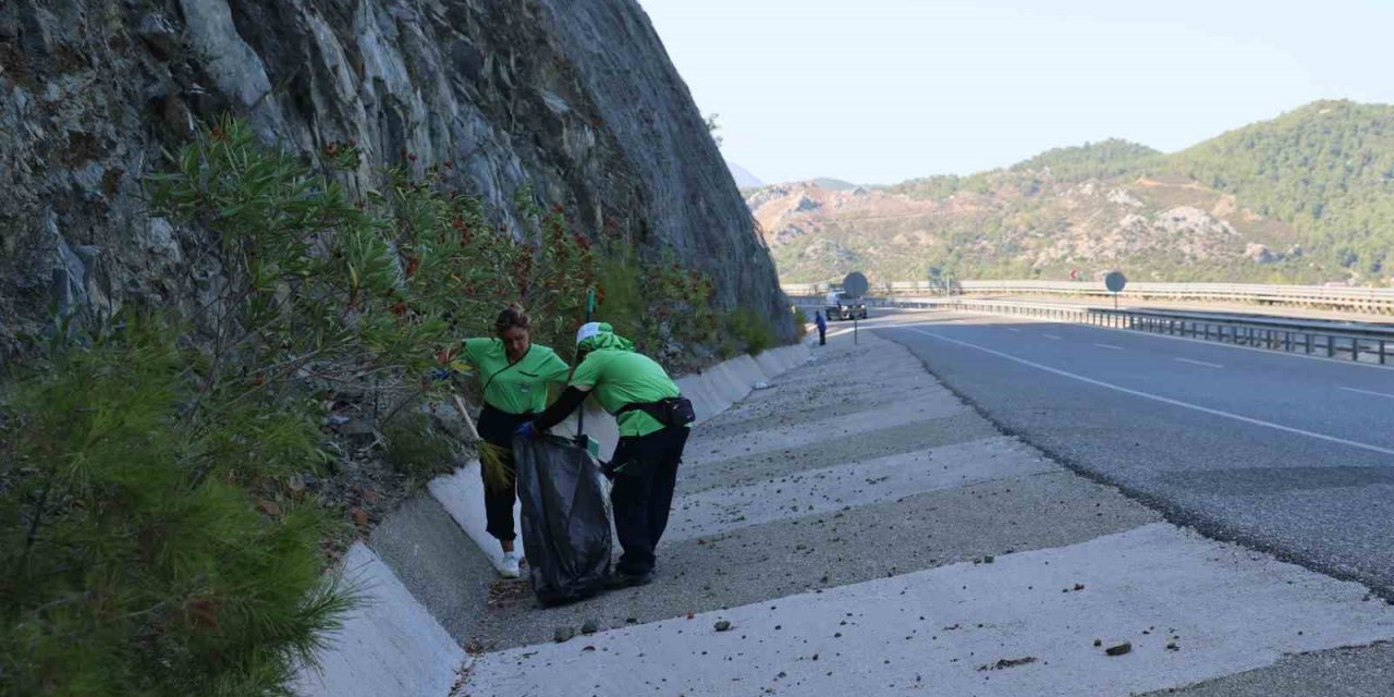 Marmaris’te yoldan geçenlerin attığı çöpler temizlendi