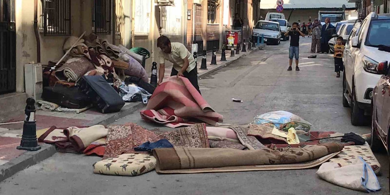 Arkadaşlarına kızıp eşyaları sokağa attı, mahalleli yanlış anladı