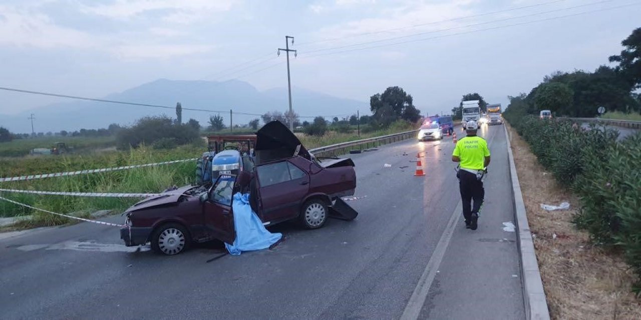 Traktör römorkuna çarpan araç hurdaya döndü: 1 ölü