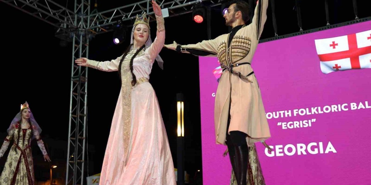 Marmaris’te Halk Dansları Festivali rüzgarı esti