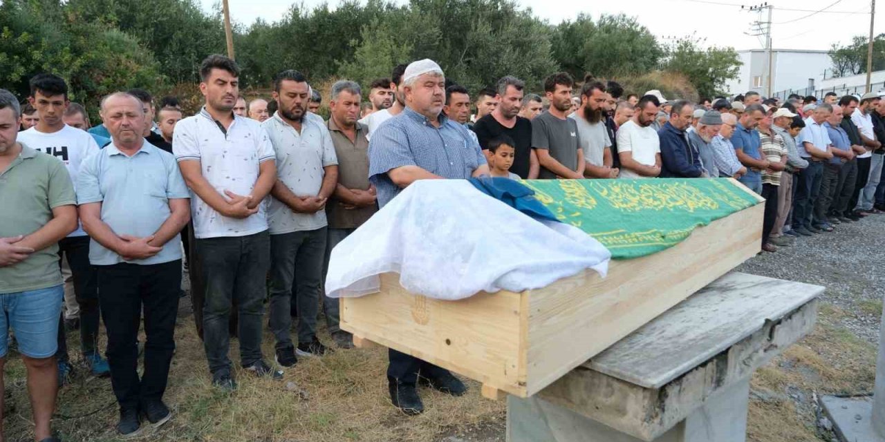 Öldürülen anne ile kızı toprağa verildi
