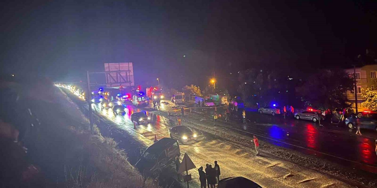 Denizli’de otobüs, minibüs ve çok sayıda araç zincirleme kazaya karıştı: 3 ölü, 50 yaralı